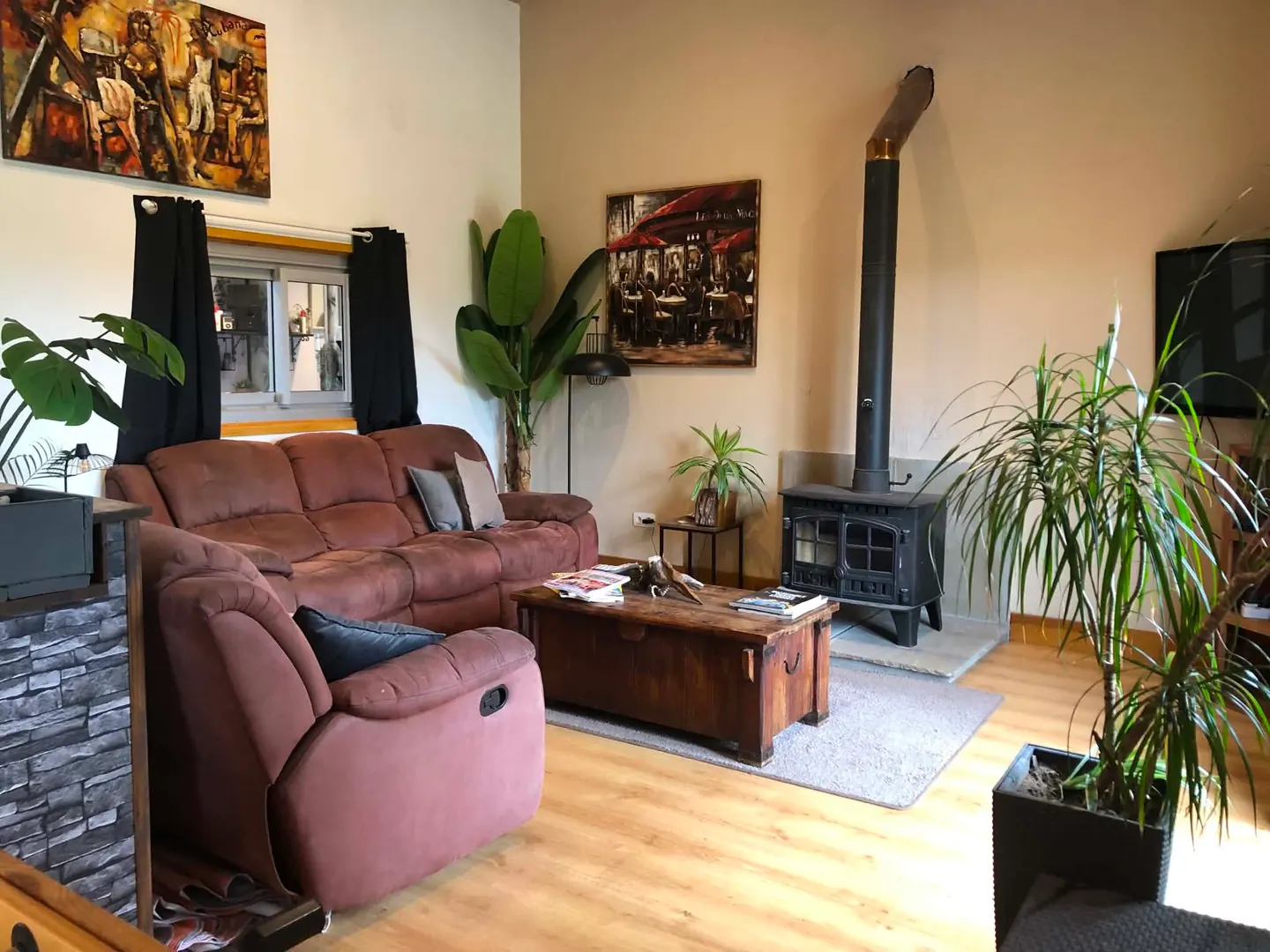 The comfortable waiting area with a log burner at Deesigner Hair, France